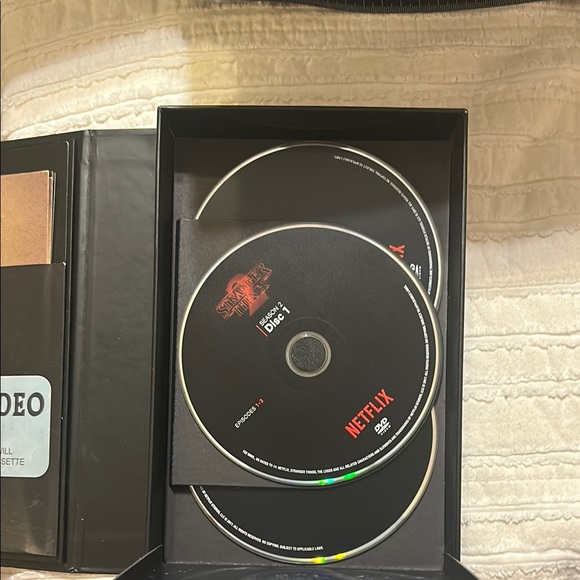 Stranger Things Netflix Original Series Box Set - Picture 4 of 6